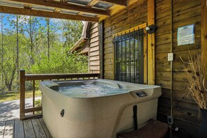 Outdoor spa tub - Sleeps 7*Great Location*Charming*Close to Attractions (GATLINBURG)