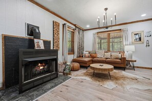 Smart TV, fireplace - Sleeps 7*Great Location*Charming*Close to Attractions (GATLINBURG)