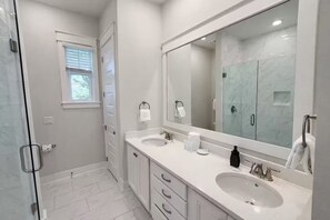 Dusche, Haartrockner, Handtücher, Seife