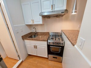 Suite studio Confort, vue sur la ville | Cuisine privée