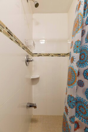 Comfort Studio Suite, City View | Bathroom