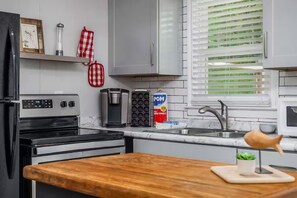 Private kitchen - New-Sunfish Cottage - Walk to Hidden Harbor Marina (Smithville)