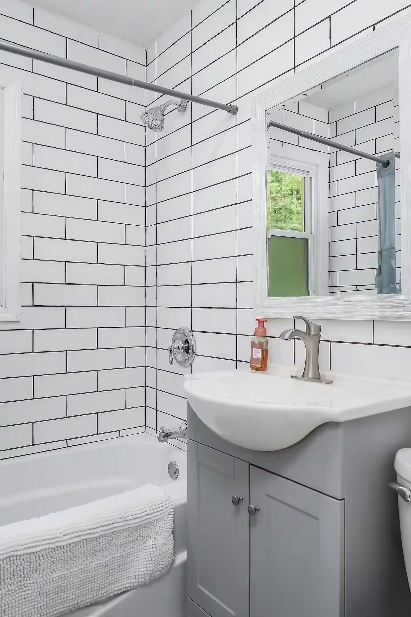 Douche, séchoir à cheveux, serviettes fournies, savon