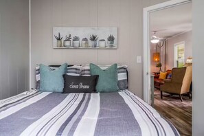 Room - New-Sunfish Cottage - Walk to Hidden Harbor Marina (Smithville)