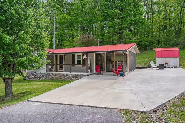 A lodge with a red roof, a covered porch, and a stone foundation. - New-Sunfish Cottage - Walk to Hidden Harbor Marina (Smithville)