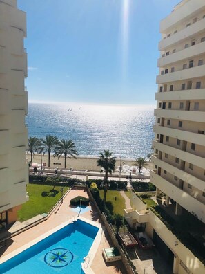 A pool with a star design, a beach, and a clear view of the sea. - Diana 507 - BeachFront Studio with Sun All Day (Marbella)