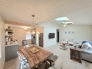 TV - Coastal Landing Stay (New Haven)
