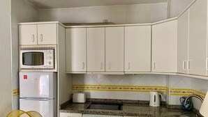 Private kitchen - Skol Marbella 118C Beachfront Central with pool & wifi (Marbella)