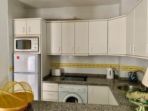 Private kitchen - Skol Marbella 118C Beachfront Central with pool & wifi (Marbella)
