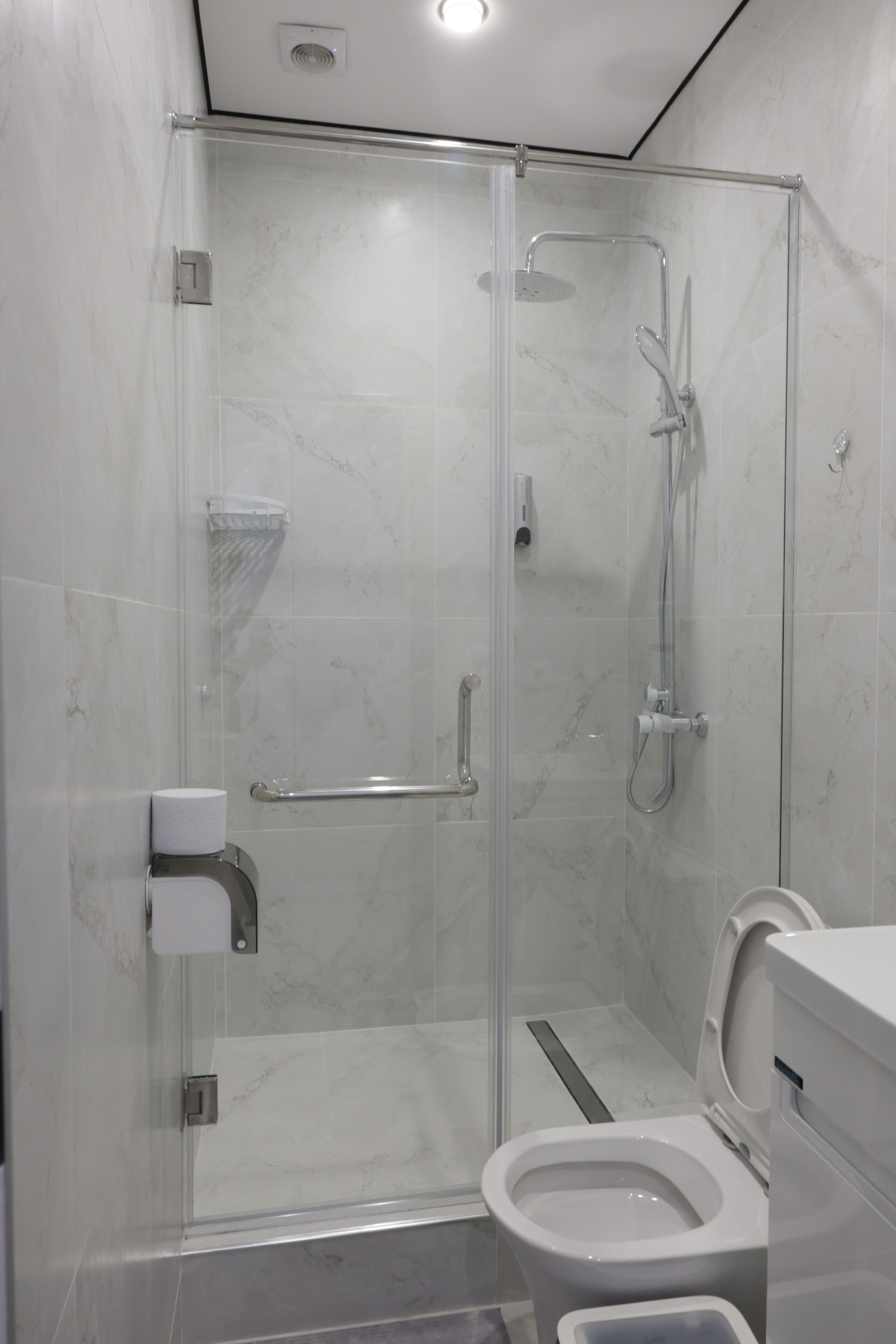 Standard Twin Room | Bathroom | Hair dryer, towels, soap, toilet paper