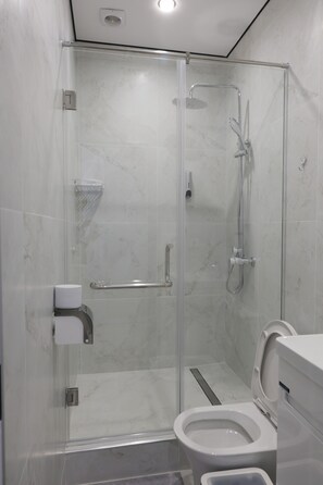 Phòng 2 giường đơn Tiêu chuẩn | Phòng tắm | Máy sấy tóc, khăn tắm, xà phòng, giấy vệ sinh 