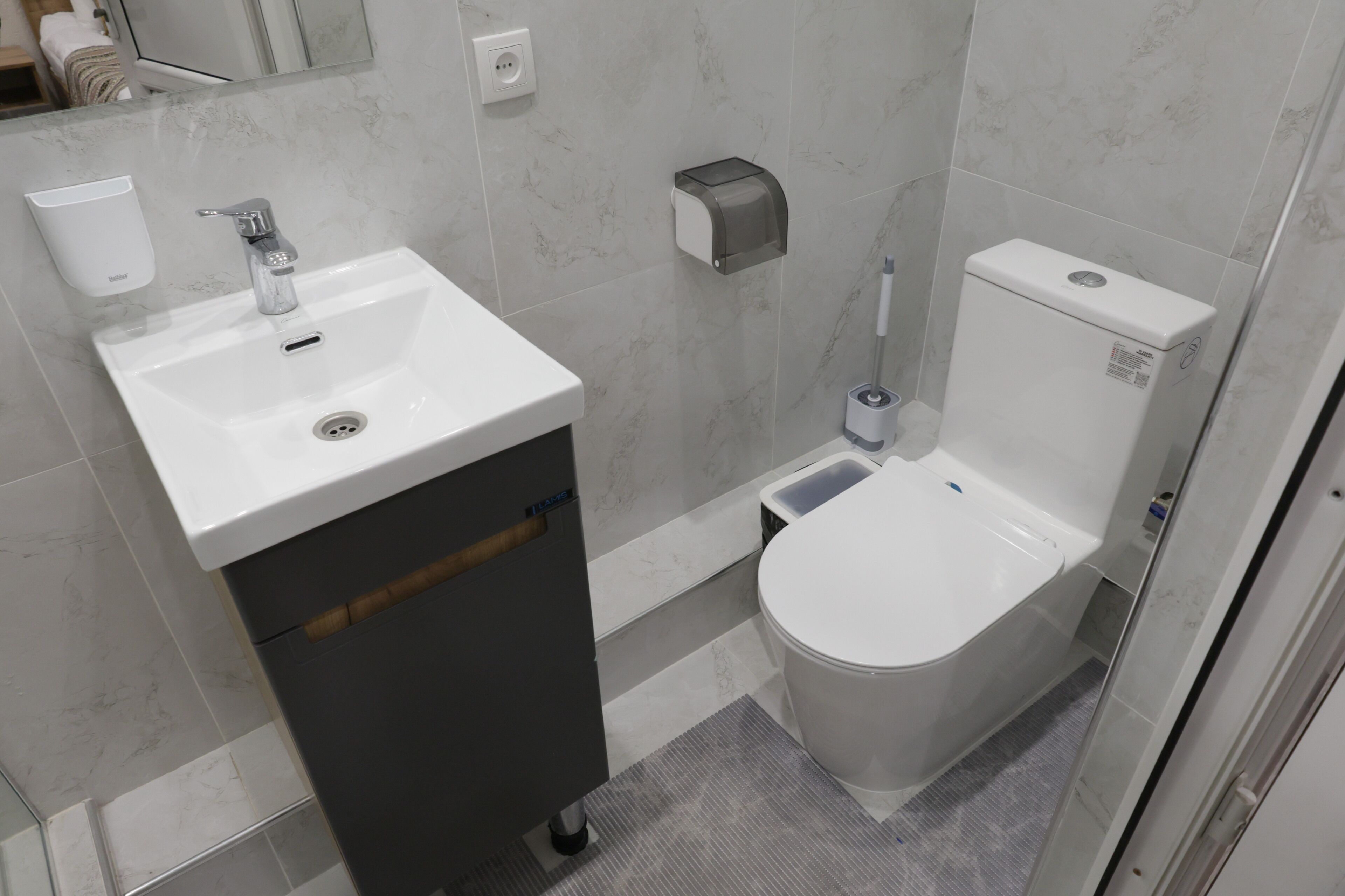 Standard Quadruple Room | Bathroom