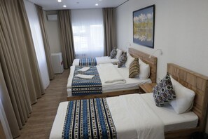Standard fyrbäddsrum - utsikt mot poolen | Gratis wi-fi