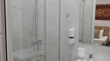 Standard Quadruple Room | Bathroom
