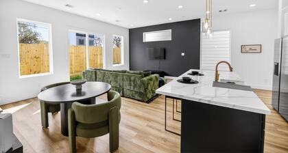 Emerald Luxe, Modern Townhome, 4 Min to Downtown