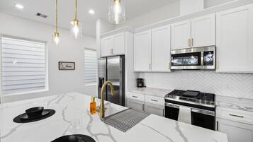 Coffee/tea maker, fridge, microwave, oven