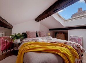 1 bedroom, iron/ironing board, Internet, bed sheets - Blush Heaven - Private apartment with POP ambience! With free fiber and Netflix! (Nancy)