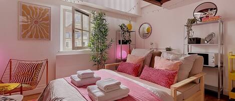 1 bedroom, iron/ironing board, internet, bed sheets
