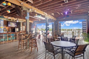 Bar (on property) - Wahoo Watch Two Bedroom Condo (Stock Island)