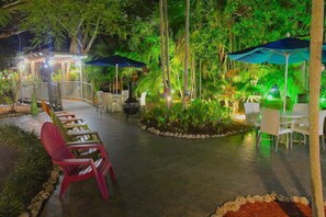 Outdoor dining - Mahi Mahi Manor Studio Condo (Stock Island)