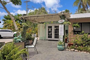 Outdoor dining - Mahi Mahi Manor Studio Condo (Stock Island)