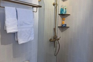 Shower, hair dryer, towels, soap - Artemisa : Modern apt. 1Hab. • Comfort and secure location (Tegucigalpa)