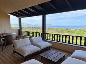 Outdoor dining - Holiday Home 'Calipso' with Sea View, Wi-Fi and Air Conditioning (Stintino)