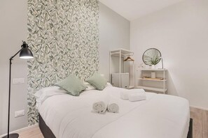 Quarto solteiro, 1 cama de solteiro grande, ar-condicionado | Escrivaninha, Wi-Fi de cortesia, roupa de cama