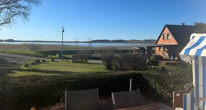 Haus Boddenkieker 1 Rügen in Mönchgut – Ferienwohnung mit Meerblick und Südterrasse