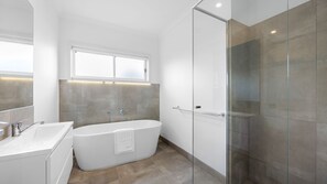 Shower, hair dryer, towels - Spacious 4-Bedroom Retreat (Mansfield)