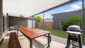 Outdoor dining - Spacious 4-Bedroom Retreat (Mansfield)