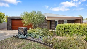 Exterior - Spacious 4-Bedroom Retreat (Mansfield)