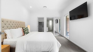 Room - Spacious 4-Bedroom Retreat (Mansfield)