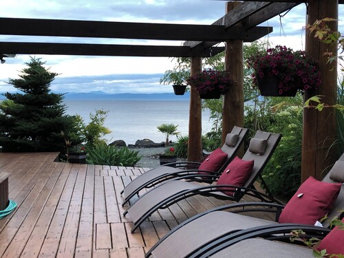 Log Home slps 14 beachfront hot tub, kayaks,canoe, fish clams/oysters from shore