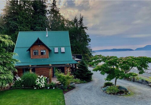Family Oceanfront Log Home Watercraft Included
