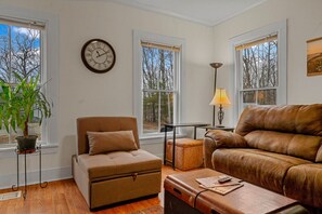TV - Victorian Farmhouse | Walk to Saco River (Buxton)