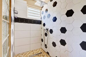 Secador de pelo, toallas, jabón, shampoo