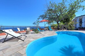 Outdoor pool - Villa Vue-Belle • 3 Ensuite Bedrooms • Pool • 5 min Walk to the Beach (Saint-Paul)
