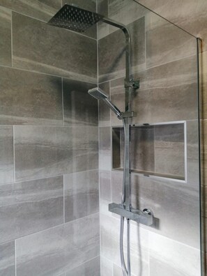 Douche, sèche-cheveux, serviettes fournies, savon