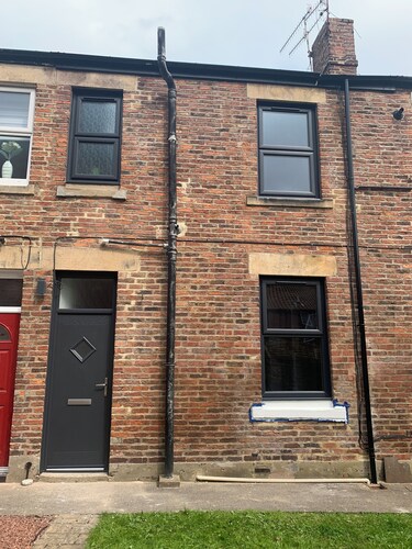 Peaceful 1 bedroom house. Dog friendly, centrally located hidden gem.