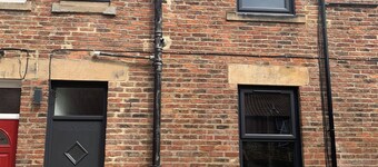 Peaceful 1 bedroom house. Dog friendly, centrally located hidden gem.