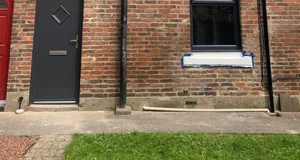 Peaceful 1 bedroom house. Dog friendly, centrally located hidden gem.