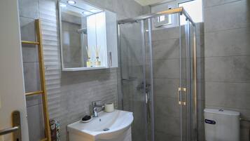 Dusche, Haartrockner, Handtücher, Seife