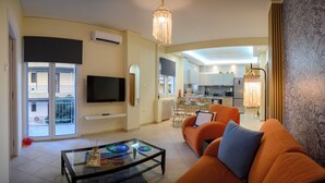 Ein modernes Apartment mit Wohnzimmer, Küche und Balkon.