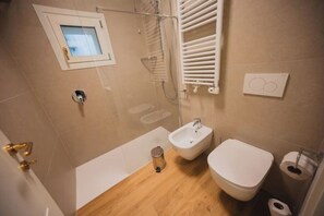 Shower, hair dryer, bidet, towels - Verona in Love: 2 steps from the Arena | Modern Elegance with Private Balcony (Verona)