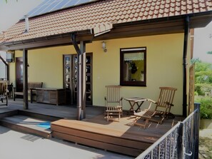 Terrace/patio - Holiday Home 'Haus Peeneblick' with Sea View, Private Terrace and Wi-Fi (Kröslin)