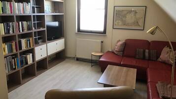 Fernseher, Tischtennisplatte, Stereoanlage