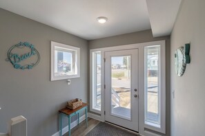 Interior - Sun Realty pet-friendly centrally-located oceanside home in KDH! (Kill Devil Hills)