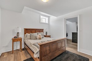 Room - Modern Private Suite | Workspace, Gym & Pool | Sleeps 4 Comfortably (King City)