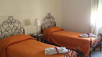 Classic Twin Room | Desk, free WiFi